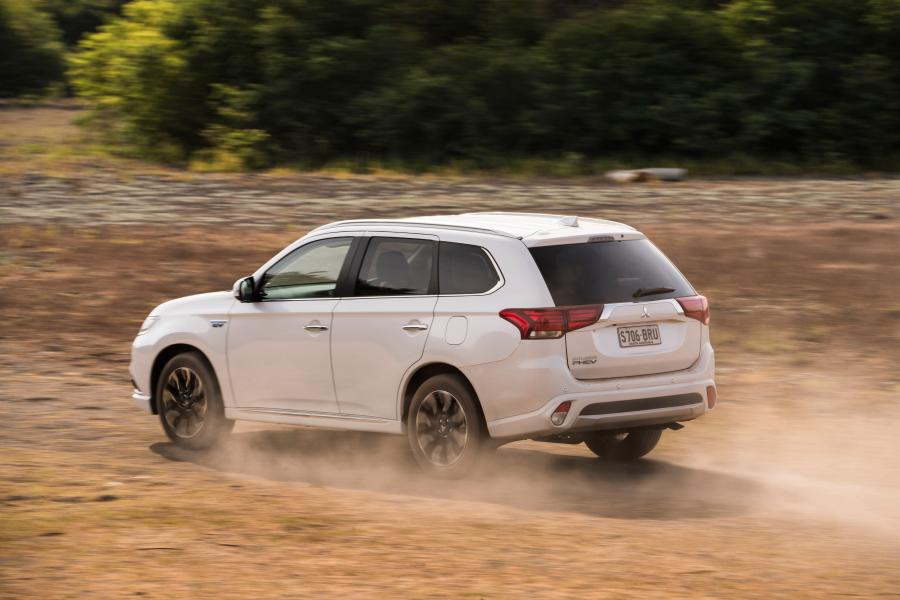  Mitsubishi Outlander PHEV 2017 года  (AU) (фото 33 из 35)